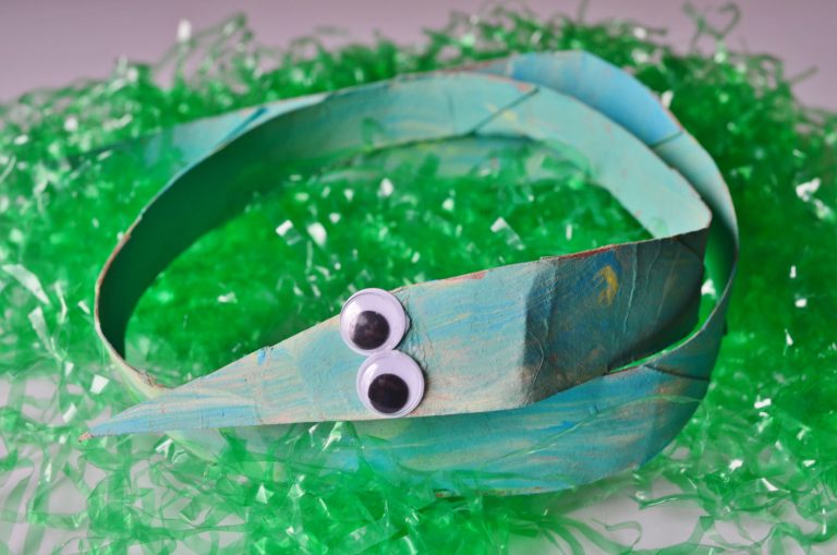 EASY Snake Craft for Kids – Earth Day Recycled Craft – Toilet Paper Tube