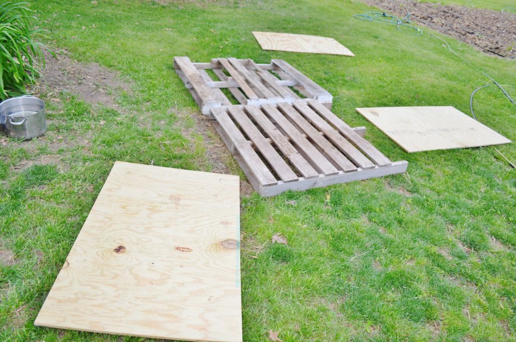 DIY Dog House Wooden Pallets