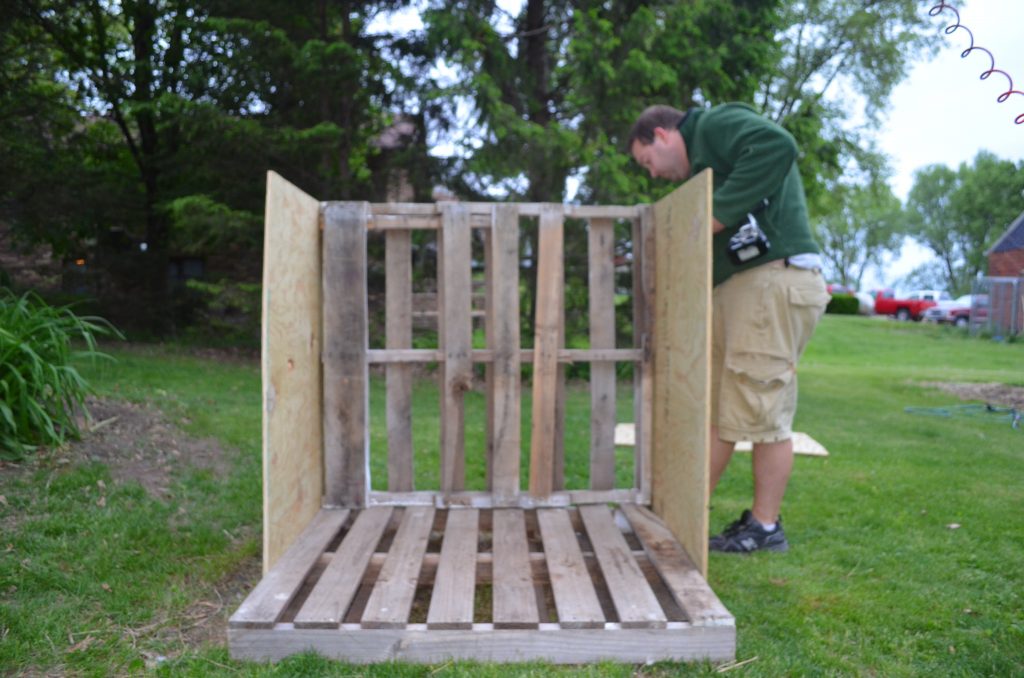 DIY Dog House Wooden Pallets