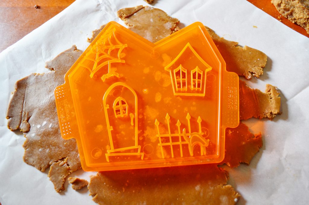 spooky gingerbread house cookie