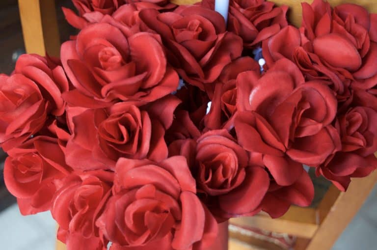 DIY Romantic Valentine’s Day Roses in Umbrella Door Hanger