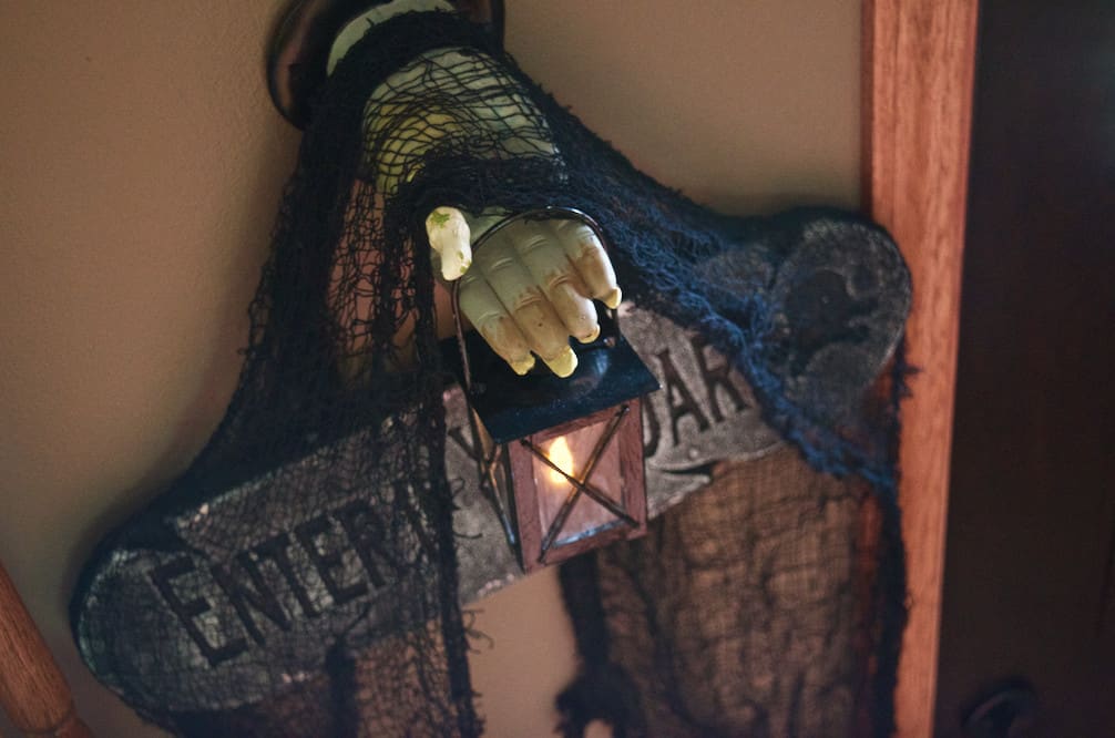 DIY Zombie Hand Wall Hanging Home Decor for Halloween