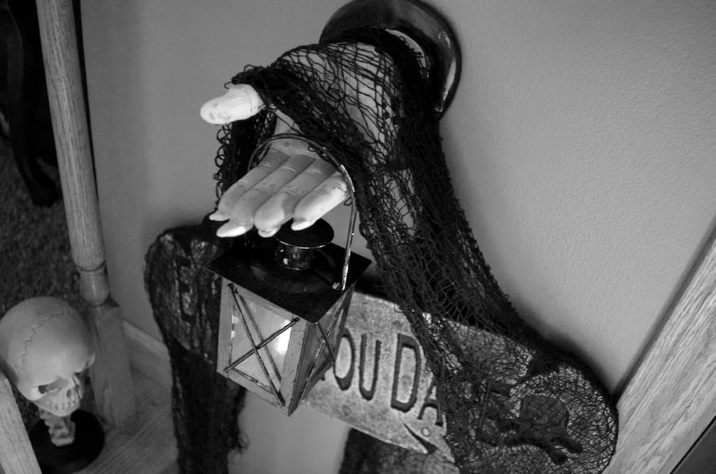 DIY Zombie Hand Wall Hanging Home Decor for Halloween