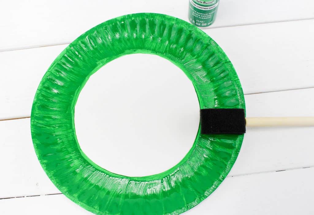 white paper plate with green paint rim