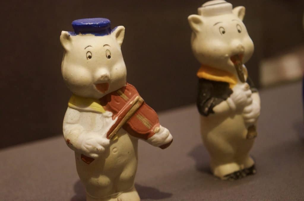 3 Little Pigs ceramic collectables