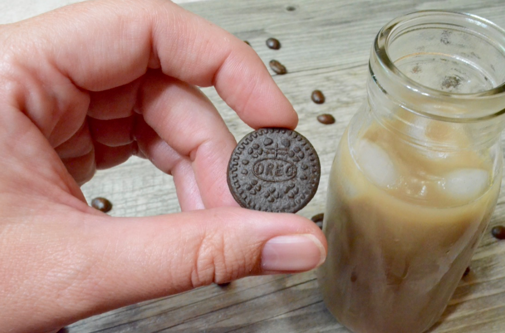 hand holding OREO Thins Bites cookie