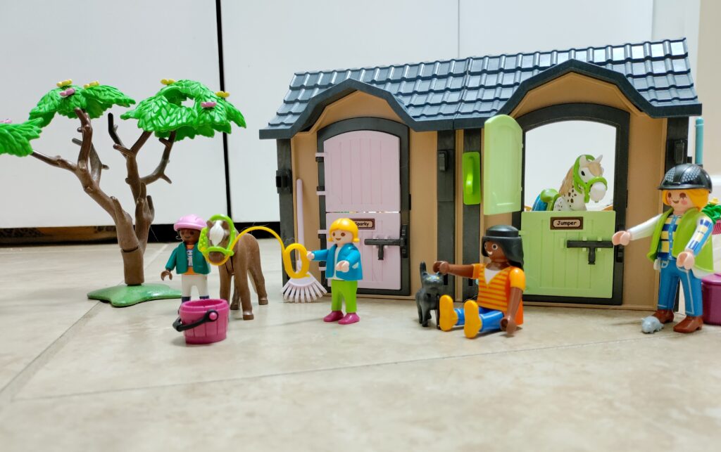 horse stables with girls play set