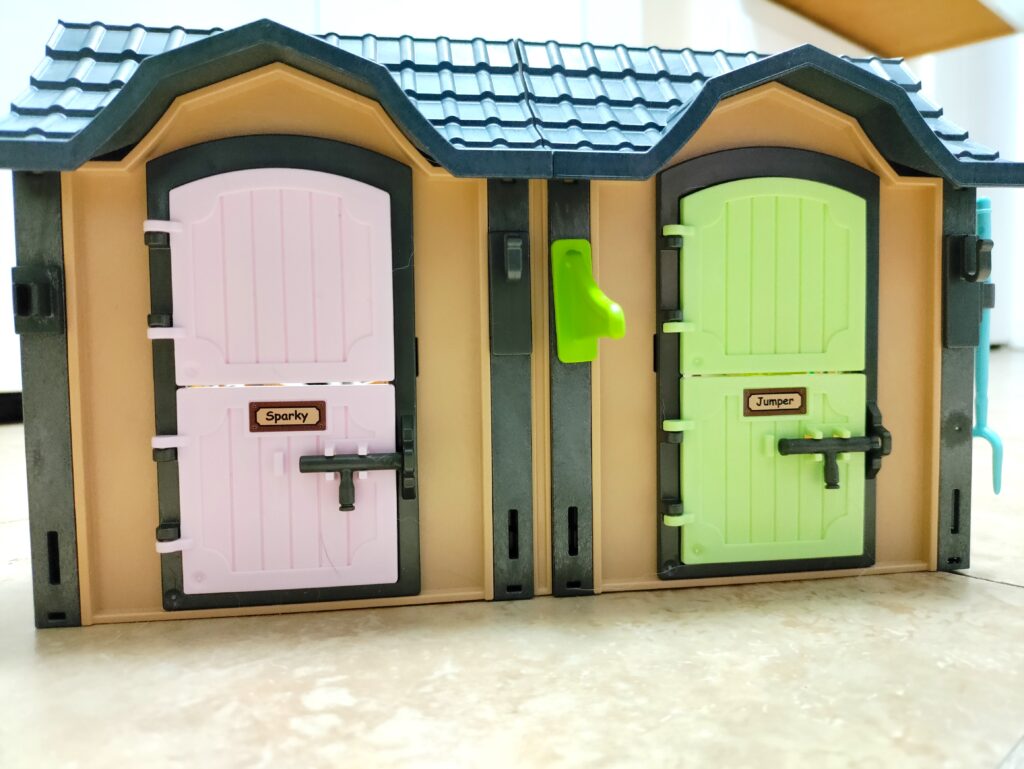 two horse stable doors toy play set