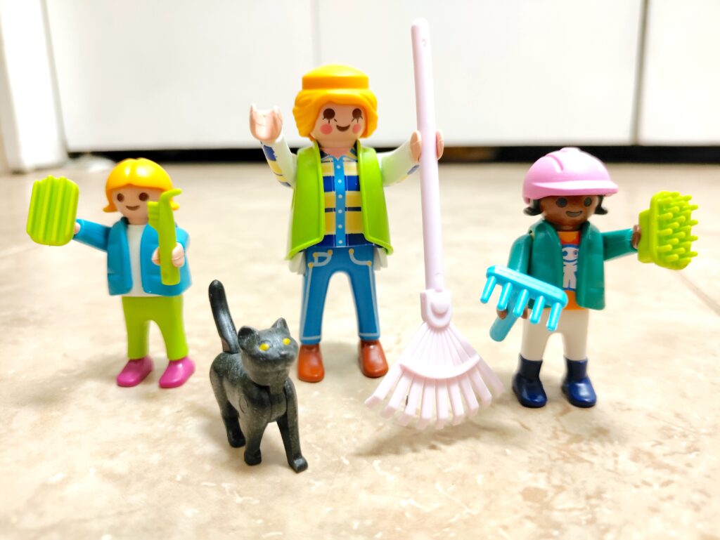 Playmobile toy kids with cat