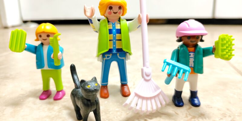 Playmobile toy kids with cat
